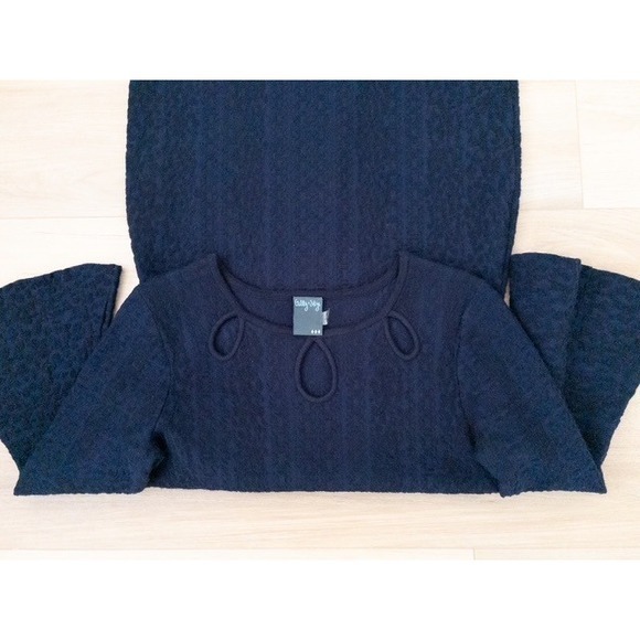 Gabby Skye Dresses & Skirts - Gabby Skye Navy Blue Textured Knit Bell Sleeve Keyhole Neck Midi Dress Size M